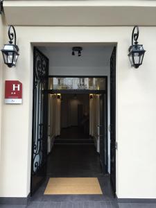 巴黎里耶奇酒店的通往走廊的开放式门,配有两盏灯