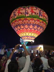 文托泰内Hotel Mezzatorre的一群人拍着热气球的照片