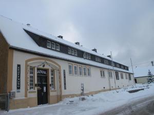 PockauSapana的白楼,雪上有黑色屋顶