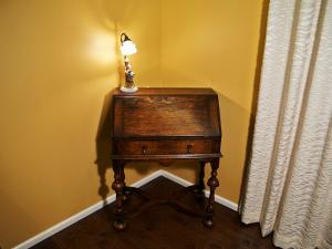 丽水市丽水马蒂厄酒店的一张桌子,上面有台灯,放在房间里