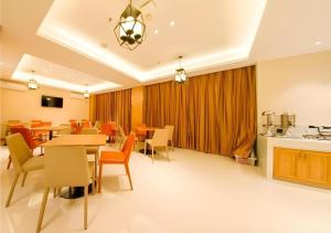 海口City Comfort Inn Haikou Zhongjie Road Walking Street的用餐室配有桌椅