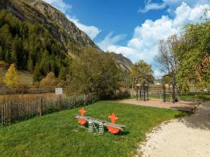 蒂涅CASA-Chalet Brizolée lake-view chalet in Tignes close to ski area的草地上带长凳的公园,带游乐场