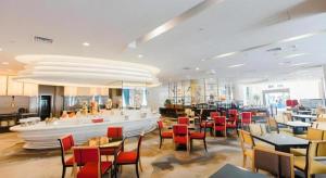 深圳Grand Soluxe Zhongyou Hotel Shenzhen的一间带桌椅的用餐室和一间餐厅