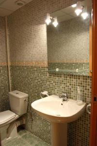 圣卡洛斯拉腊皮塔Piscina Mar 1的一间带水槽、卫生间和镜子的浴室