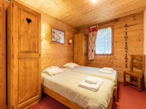 蒂涅CASA-Chalet Brizolée lake-view chalet in Tignes close to ski area的小木屋内一间卧室,配有一张床