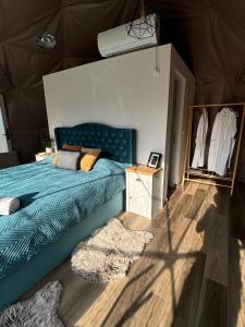 BălanGreen Garden Glamping Retezat的帐篷内一间卧室,配有一张床