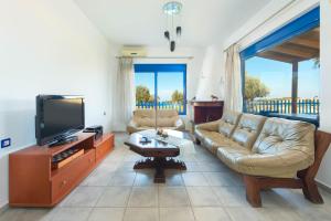 阿彻奇洛斯Stegna House Sea View的带沙发和平面电视的客厅