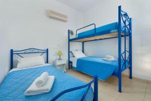 阿彻奇洛斯Stegna House Sea View的一间卧室配有两张双层床。