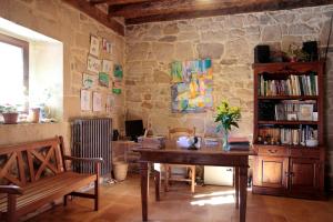El RoyoLa Casona de El Royo的配有木桌和书架的房间
