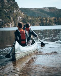 约尔珀兰Hikers Camp, Part of Preikestolen BaseCamp的两人在湖上划独木舟