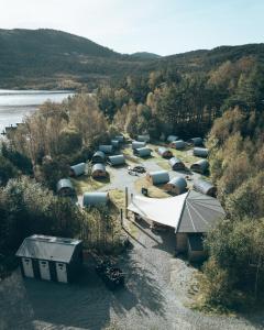 约尔珀兰Hikers Camp, Part of Preikestolen BaseCamp的水中一组建筑物的空中景观