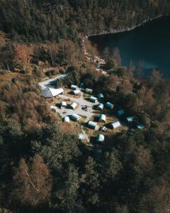 约尔珀兰Hikers Camp, Part of Preikestolen BaseCamp的树林中一组帐篷的空中景观