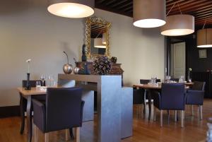 穆兰克洛斯酒店的一间带桌椅和镜子的用餐室