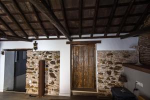 EsteponaLa Casita的一间设有木门和石墙的房间