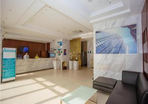 南昌City Comfort Inn Nanchang Tengwang Pavilion Metro Station的医院的大厅,有等候室