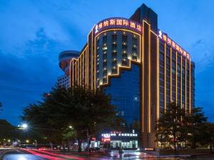 惠州Venus International Hotel Guangdong Huizhou West Lake的一座在晚上有灯的大建筑