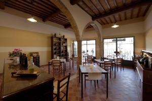 圣奎里科-多尔恰巴尼亚亚农庄酒店的一间在房间内配有桌椅的餐厅