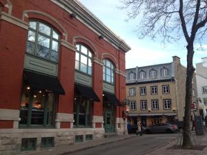 魁北克市Condo Le 1000 - Quebec的街上有窗户的红砖建筑