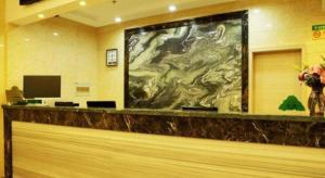 常州GreenTree Inn Jiangsu Changzhou Henglin Town Shuntong Road Express Hotel的大堂墙上有大画