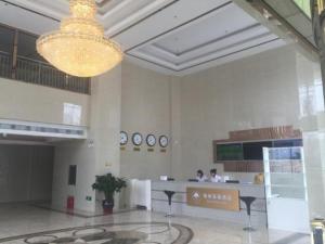 唐山GreenTree Inn Tangshan Xueyuan Road Business Hotel的大楼内带大吊灯的大型大堂