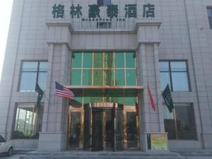 唐山GreenTree Inn Tangshan Xueyuan Road Business Hotel的前面有美国国旗的建筑