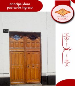 阿雷基帕Casona Moya的旁边装有红色标志的木门