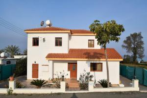 Ayia MarinaOlgas Villa的白色房子,有红色屋顶