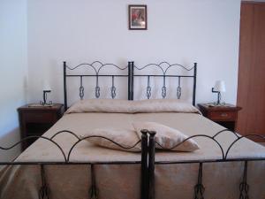 罗通达索尔德尔波里诺住宿加早餐旅馆的一张带金属框架的床和两张床头柜