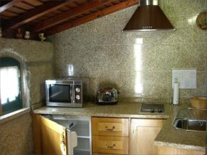 索茹Casa Do Grilo Soajo的厨房配有微波炉和水槽