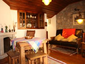 索茹Casa Do Grilo Soajo的客厅配有沙发和桌子
