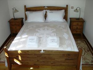 索茹Casa Do Grilo Soajo的一间卧室配有一张带2个床头柜的大床