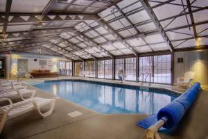 斯托阳光天空套房旅馆的一个带椅子的大型游泳池和一个游泳池