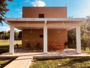 CarapeguáCasa Birnbaum Ruiz Diaz的一座带桌椅的庭院的建筑