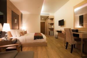 象岛The Erawan Koh Chang -SHA Extra Plus的配有一张床和一张书桌的酒店客房
