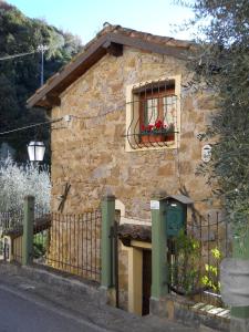 文蒂米利亚松鼠农家乐的一座带窗户和围栏的石头房子