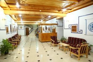 撒马尔罕玛莉卡总理酒店的一间设有椅子和主卧室的等候室