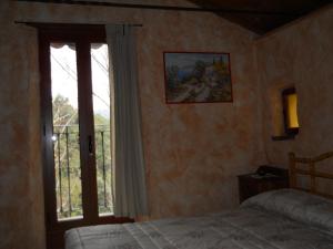 文蒂米利亚松鼠农家乐的一间卧室设有一张床和一个大窗户