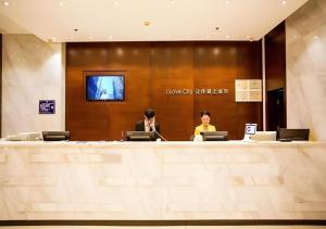 桂林City Comfort Inn Hotel Guilin Hongling Road的两人坐在大堂的桌子上