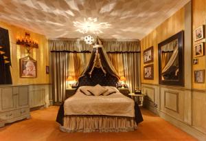 布莱顿霍夫佩利罗科酒店的一间卧室配有一张床和一个吊灯