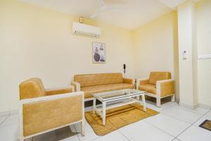 海得拉巴FabHotel Prime AM Suites - Nr Secunderabad Railway Satation的一间配有沙发和两把椅子的等候室