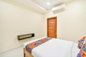 海得拉巴FabHotel Prime AM Suites - Nr Secunderabad Railway Satation的白色卧室配有床和空调