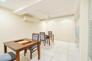 海得拉巴FabHotel Prime AM Suites - Nr Secunderabad Railway Satation的一间带2张桌子和椅子的用餐室