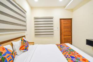 海得拉巴FabHotel Prime AM Suites - Nr Secunderabad Railway Satation的一间卧室设有一张床和一个窗口