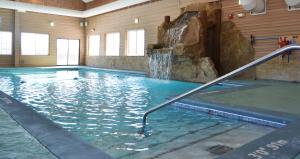 AlansonCrooked River Lodge的一座带瀑布的游泳池