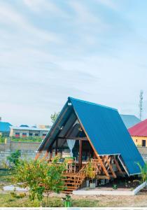 南威Unique A-Frame Cabin near to Nungwi Beach的蓝色屋顶的小房子