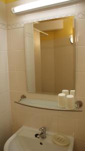 KosewoCountry Holiday Hotel的一间带水槽和镜子的浴室