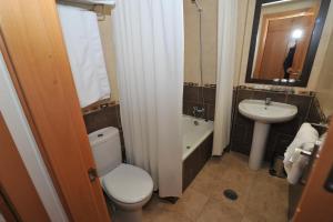 埃纳雷斯河畔圣费尔南多高依玛III旅馆的一间带卫生间和水槽的浴室