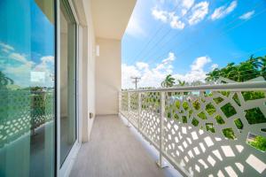 Upper LandCayman Luxury Rentals at The Grove的海景阳台。