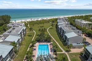 萨尼贝尔Beachfront Condo at Loggerhead Cay with Vaulted Ceilings的享有度假胜地的空中景致,设有游泳池和海滩