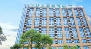 九江GreenTree Inn Jiujiang Development Zone Changjiang Avenue的一座拥有许多窗户的大型建筑